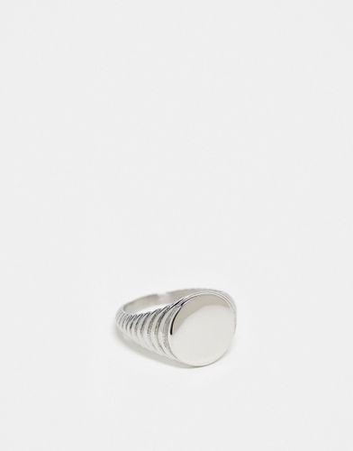 Chevalière ronde en acier inoxydable imperméable avec détails embossés - Asos Design - Modalova
