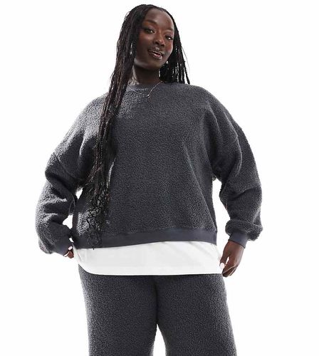 ASOS DESIGN Curve - Ensemble confort avec sweat et pantalon large en imitation peau de mouton - Asos Curve - Modalova