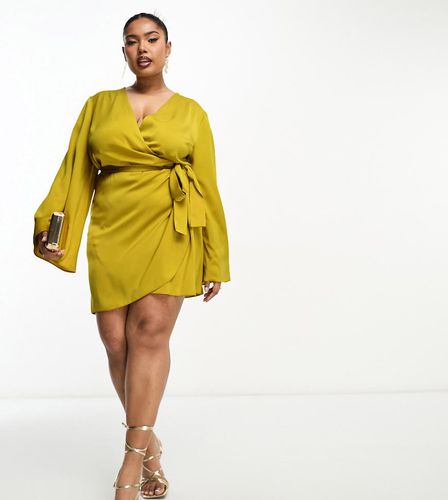 ASOS DESIGN Curve - Exclusivité - Robe portefeuille courte en satin avec liens à la taille - Asos Curve - Modalova