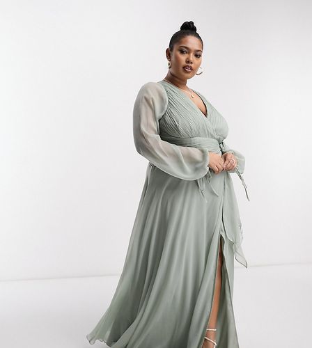 ASOS DESIGN Curve - L'invitée - Robe longue froncée à manches longues et jupe portefeuille - Sauge - Asos Curve - Modalova