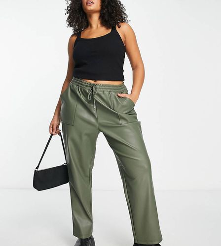 ASOS DESIGN Curve - Pantalon de jogging à enfiler en imitation cuir - Kaki - Asos Curve - Modalova