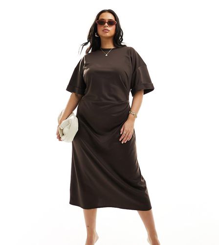 ASOS DESIGN Curve - Robe t-shirt mi-longue de qualité supérieure avec manches roulées et détail froncé sur le côté - Chocolat - Asos Curve - Modalova