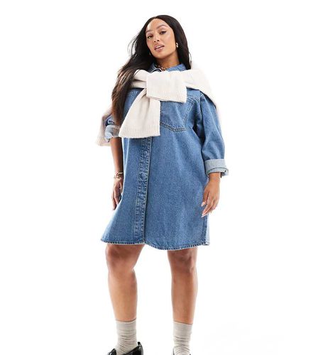 ASOS DESIGN Curve - Robe chemise courte en jean - délavé moyen - Asos Curve - Modalova