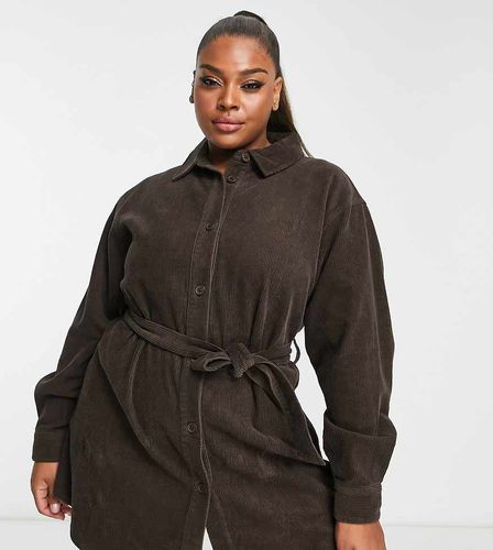 ASOS DESIGN Curve - Robe chemise en velours côtelé avec ceinture - Chocolat - Asos Curve - Modalova