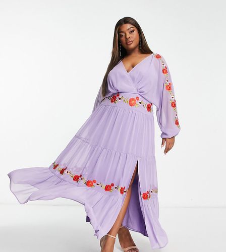 ASOS DESIGN Curve - Robe longue en mousseline à manches chauve-souris avec col en V et détails brodés - Lilas - Asos Curve - Modalova