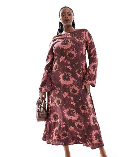 ASOS DESIGN Curve - Robe mi-longue en viscose à imprimé fleuri flou avec encolure bateau et détail en V dans le dos - Rouge - Asos Curve - Modalova