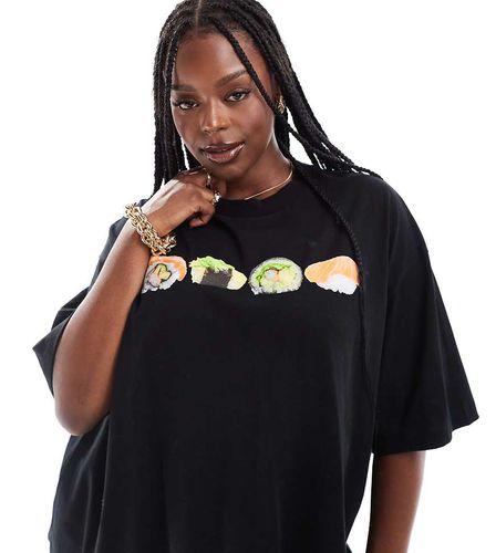 ASOS DESIGN Curve - T-shirt coupe boyfriend avec imprimé sushi - Asos Curve - Modalova