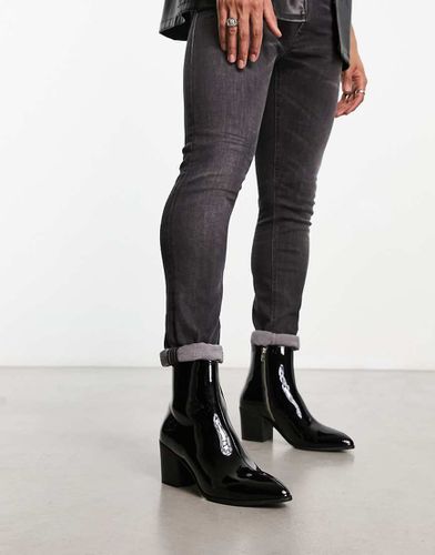 Bottines chelsea à talon en similicuir verni - Noir - Asos Design - Modalova