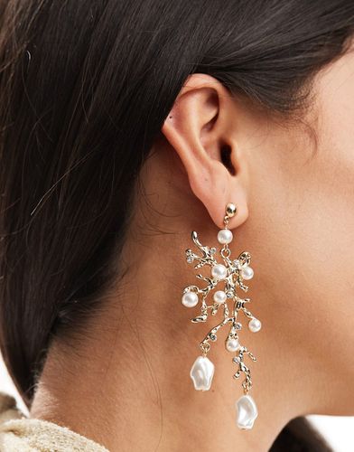 Boucles d'oreilles à pendants avec fausses perles et détail corail - Asos Design - Modalova