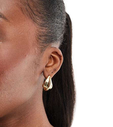 Boucles d'oreilles effet fondu strié en plaqué or brossé 14 carats - Asos Design - Modalova