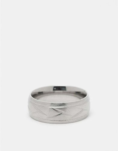 Bague en acier inoxydable imperméable à motif en relief - Asos Design - Modalova