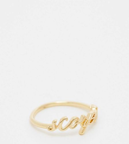 Bague en plaqué or 14 carats avec signe astrologique Scorpion et pochette cadeau - Asos Design - Modalova