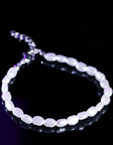 Bracelet en perles d'eau douce fantaisie - Asos Design - Modalova