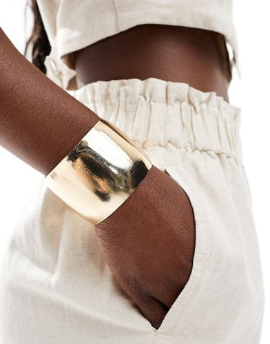 Bracelet manchette brossé avec design incurvé - Asos Design - Modalova