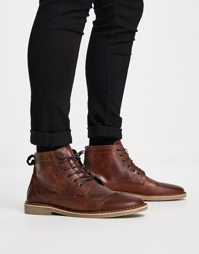 Desert boots en cuir avec détail en daim - Fauve - ASOS DESIGN - Modalova