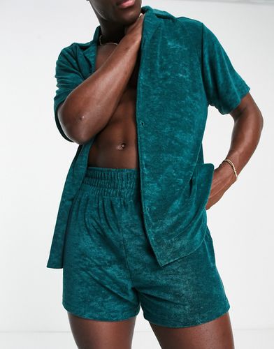 Ensemble de pyjama avec chemise à manches courtes et short en tissu éponge - Asos Design - Modalova