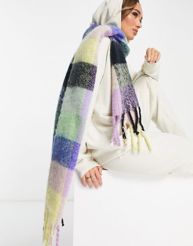 Écharpe duveteuse à franges et à carreaux de couleurs vives et pastel - Asos Design - Modalova