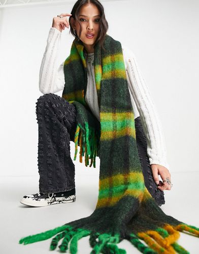 Écharpe duveteuse à franges et carreaux en laine mélangée - Moutarde et vert - Asos Design - Modalova
