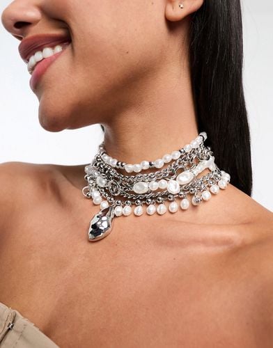 Édition limitée - Collier ras du cou avec perles fantaisie mélangées et chaînes à pendentif fondu - Asos Design - Modalova