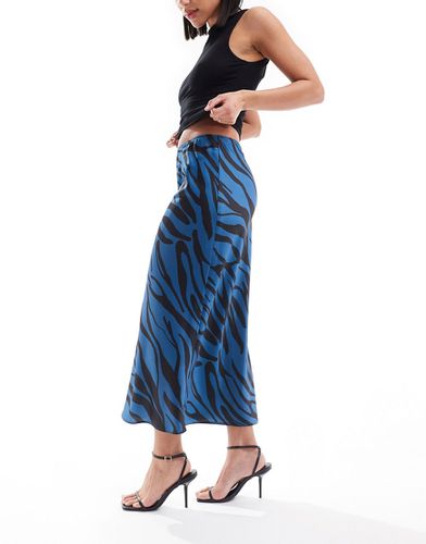 Jupe mi-longue en satin coupée en biais à zébrures - Bleu - Asos Design - Modalova