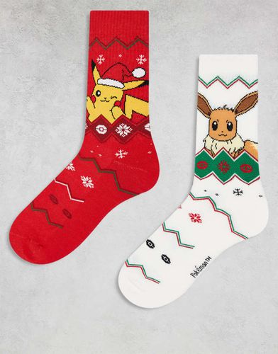 Lot de 2 paires de chaussettes de Noël avec imprimé Pokémon Évoli et Pikachu - Rouge et écru - Asos Design - Modalova