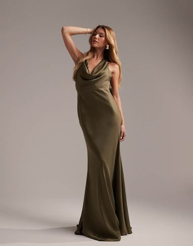 L'invitée - Robe longue en satin avec encolure licou bénitier - olive - Asos Design - Modalova