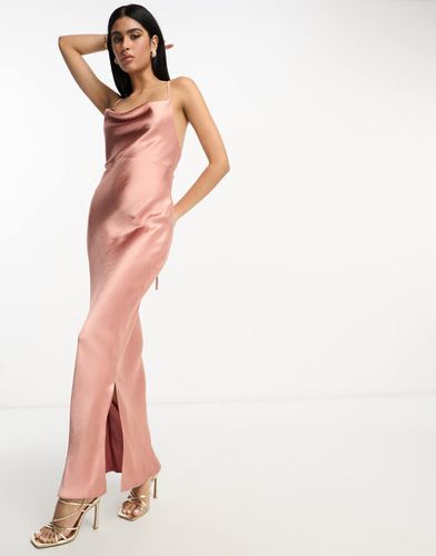 L'invitée - Robe nuisette longue à fines bretelles en satin très brillant avec laçage au dos - Moka - Asos Design - Modalova