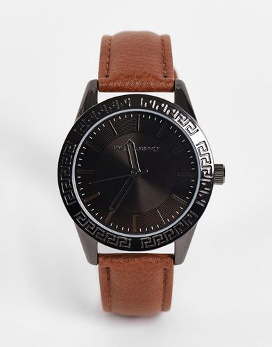 Montre classique avec cadran noir et bracelet en cuir - Fauve - ASOS DESIGN - Modalova
