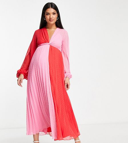 ASOS DESIGN Maternity - Robe mi-longue plissée torsadée sur le devant en plumetis color block - Rouge et rose - Asos Maternity - Modalova