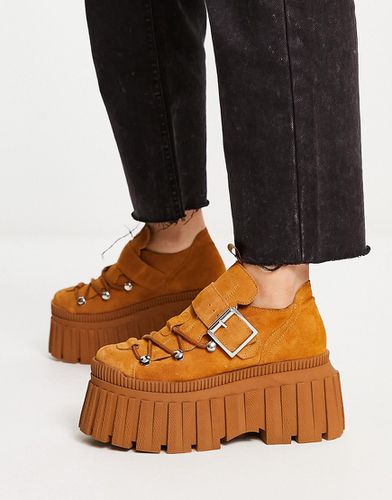 Meg - Chaussures plates en daim de qualité supérieure à semelle chunky - Fauve - Asos Design - Modalova