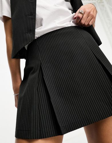 Mini-jupe d'ensemble asymétrique plissée à rayures fines - Asos Design - Modalova