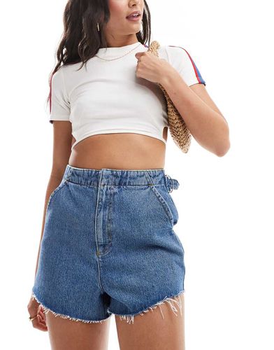 Short court en jean avec taille cintrée - moyen délavé - Asos Design - Modalova