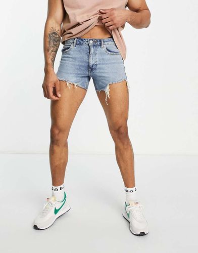 Short court en jean style années 90 avec déchirures et ourlet brut - moyen délavé - Asos Design - Modalova