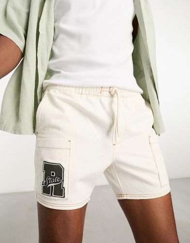 Short court slim en jean à poches cargo et écusson - Écru - Asos Design - Modalova