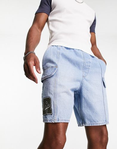 Short cargo en jean avec écusson - moyen délavé - Asos Design - Modalova