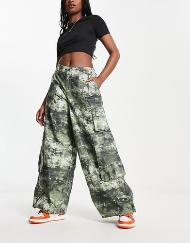 Pantalon cargo ultra oversize - Camouflage - Asos Design - Modalova
