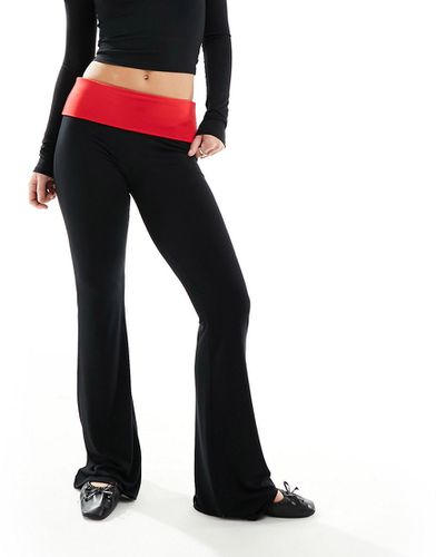 Pantalon d'ensemble décontracté coupe évasée - Noir/rouge - Asos Design - Modalova