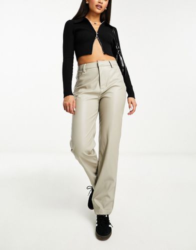 Pantalon droit en similicuir - Taupe - Asos Design - Modalova