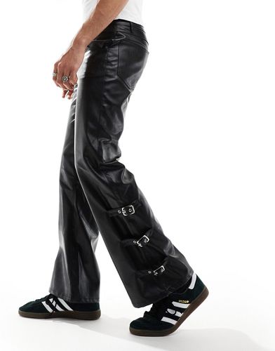 Pantalon évasé imitation cuir avec boucles aux ourlets - Asos Design - Modalova