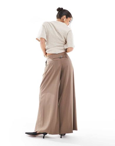 Pantalon large habillé à pinces et taille basse ajustable - Marron - Asos Design - Modalova