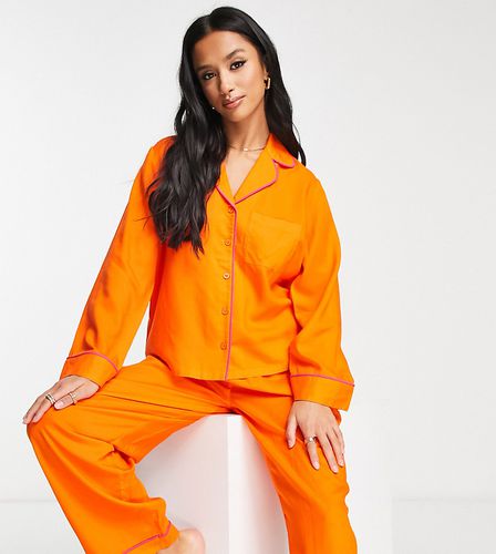 ASOS DESIGN Petite - Exclusivité - Ensemble chemise en modal et pantalon de pyjama avec passepoils contrastants - Orange - Asos Petite - Modalova