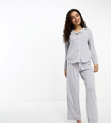 ASOS DESIGN Petite - Ensemble de pyjama en jersey doux avec chemise à manches longues et pantalon à liseré contrastant - chiné - Asos Petite - Modalova