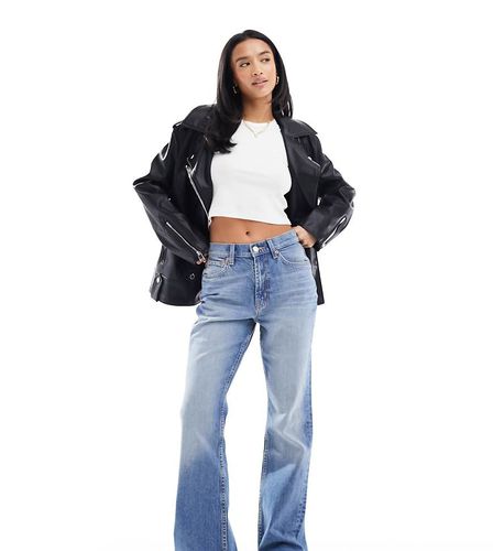 ASOS DESIGN Petite - Jean évasé à taille mi-haute - moyen - Asos Petite - Modalova