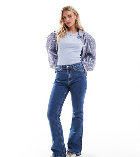 ASOS DESIGN Petite - Jean évasé à taille mi-haute - moyen - Asos Petite - Modalova