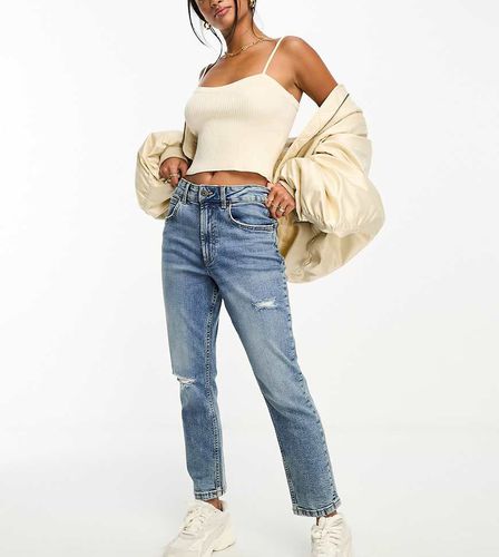 ASOS DESIGN Petite - Jean mom slim et confortable avec déchirure - moyen - Asos Petite - Modalova