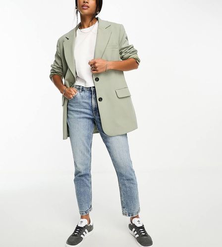 ASOS DESIGN Petite - Jean mom slim et confortable - moyen - Asos Petite - Modalova