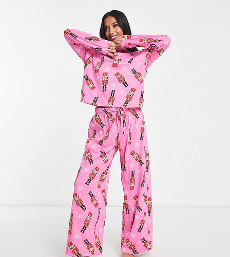 ASOS DESIGN Petite - Pyjama avec top manches longues et pantalon à motif casse-noisettes - Asos Petite - Modalova