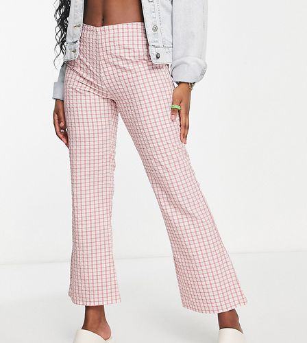 Petite - Pantalon évasé casual à carreaux - Rose - Asos Design - Modalova