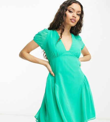 ASOS DESIGN Petite - Robe courte en mousseline avec col V et manches courtes - émeraude - Asos Petite - Modalova