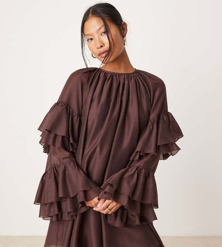 ASOS DESIGN Petite - Robe courte en voile avec manches à volants - Chocolat - Asos Petite - Modalova